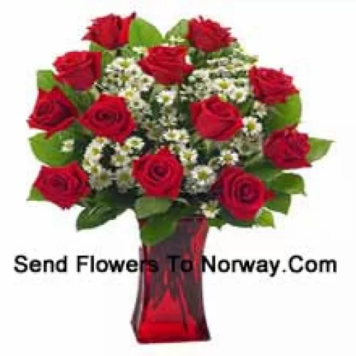 11 Rosas Vermelhas com Algumas Samambaias em um Vaso de Vidro