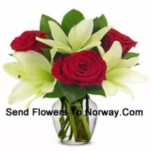 玻璃花瓶里的红玫瑰和白百合，搭配季节性的填充物