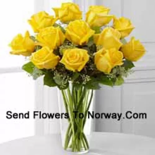 11 Rosas Amarelas com algumas Samambaias em um Vaso de Vidro