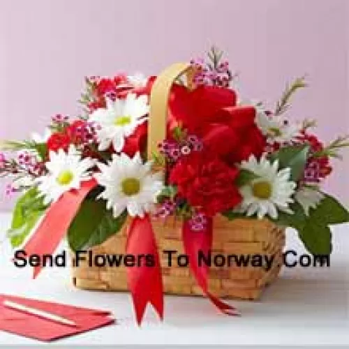 Een prachtige arrangement van witte gerbera's en rode anjers met seizoensgebonden opvulling