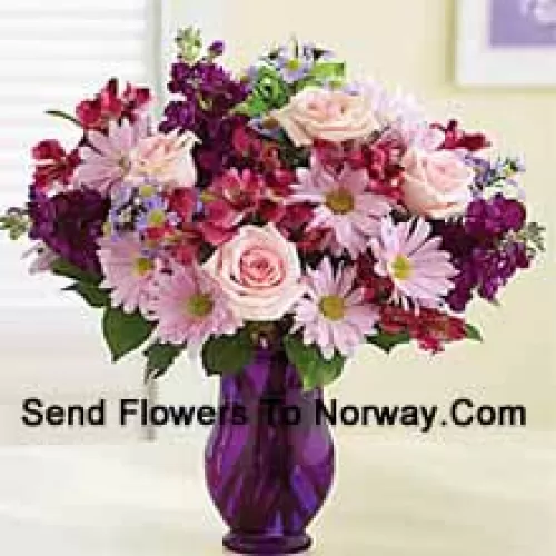 Розовые розы, розовые герберы и другие разнообразные цветы красиво собраны в стеклянной вазе - 25 стеблей и наполнители