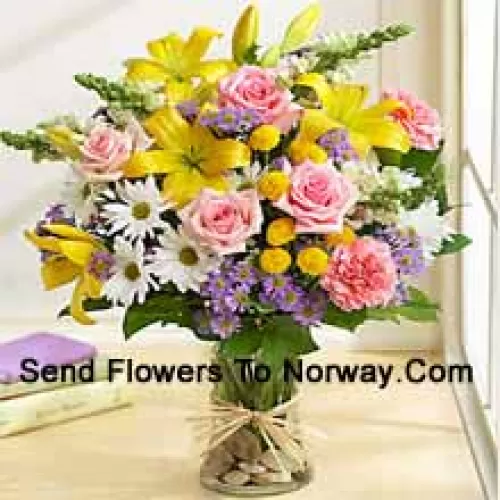粉色玫瑰，粉色康乃馨，白色非洲菊和黄色百合与季节性的填充物一起放在玻璃花瓶中