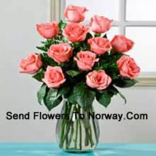 11 Розовых роз в вазе