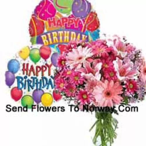 Sortierte Blumen in einer Vase zusammen mit Geburtstagsluftballons