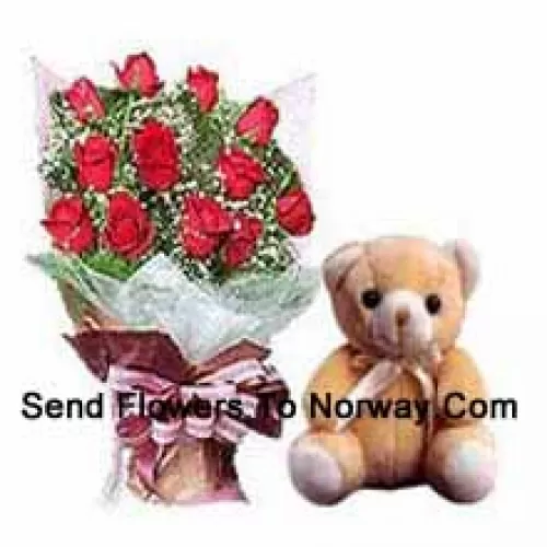 フィラーと小さなかわいいテディベアが付いた11本の赤いバラの束