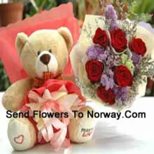Um buquê de 7 rosas vermelhas e um ursinho de pelúcia de tamanho médio fofo