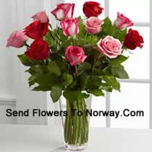 5本の赤、4本のピンク、そして季節のフィラーが入ったガラスの花瓶に入った2色のバラ