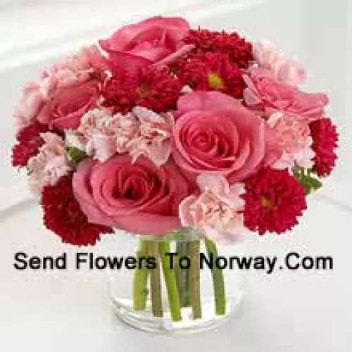 7 pinkfarbene Rosen, 10 rot gefärbte Gänseblümchen und 10 rosa gefärbte Nelken in einer Glasvase